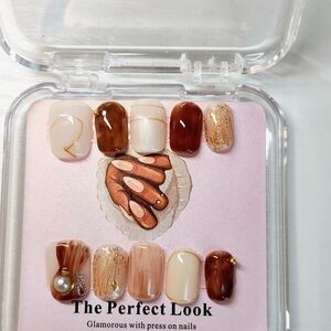 Nail Set - Brown and Cream